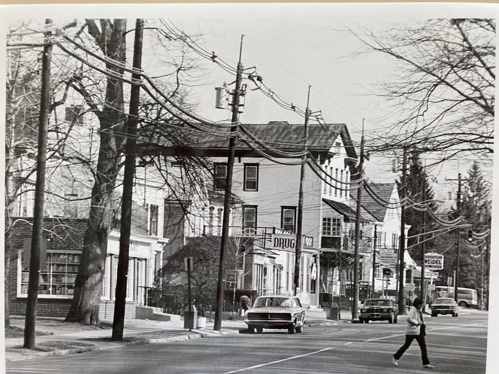 Heating oil delivery Colonial Lakelands near Colonial Lake Park shoreline